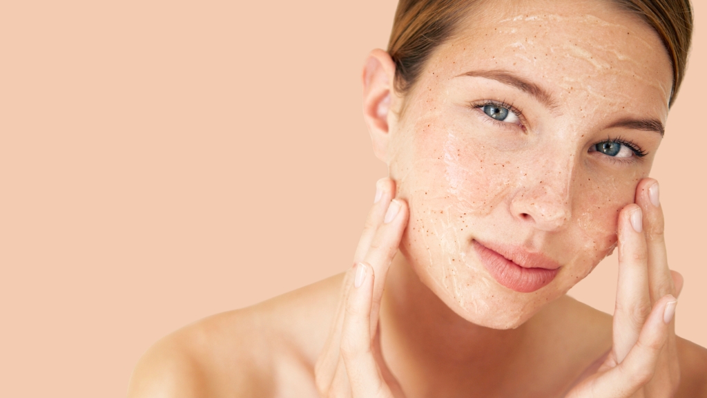 Žena nanosi piling za lice